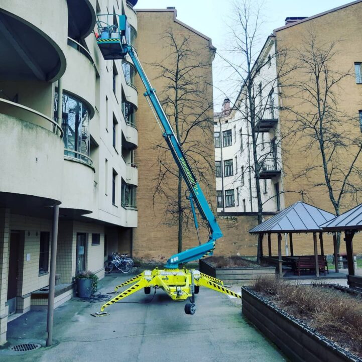 perässävedettävä henkilönostin - Nostopalvelu Helsinki henkilönosturi työmaalla